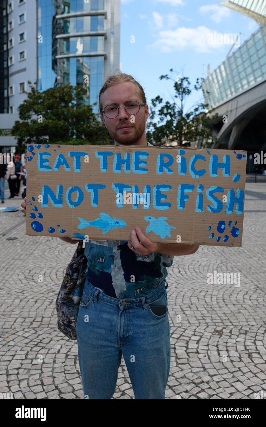 Lisboa, Portugal. 29th DE JUNIO de 2022. Múltiples grupos y partidos políticos se reunieron en Lisboa para la “Marcha Azul” (Marcha Azul) para presionar a las Naciones Unidas para que tomen más medidas con respecto al futuro de los océanos y el cambio climático. Crédito: Joao Daniel Pereira Foto de stock