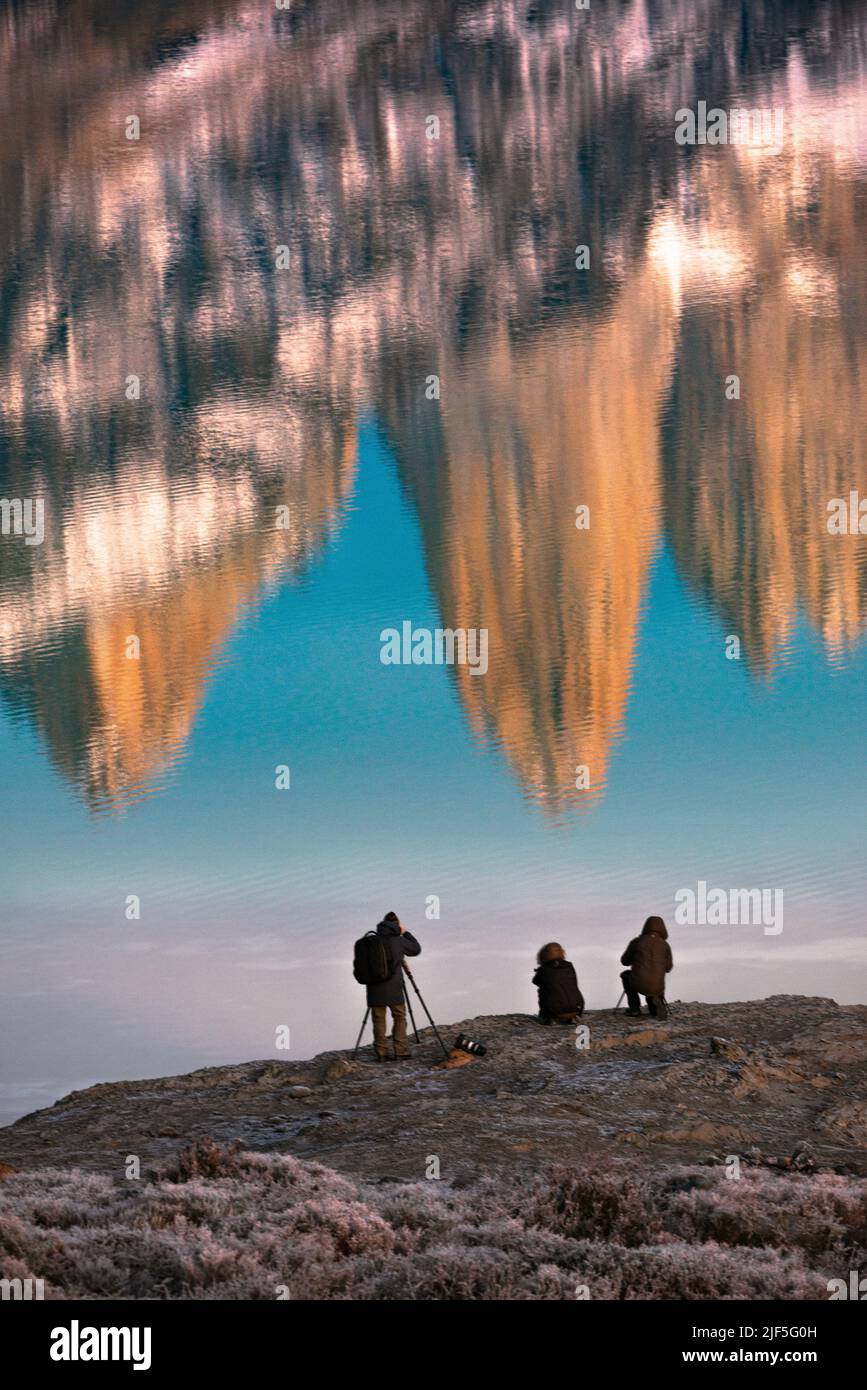 Fotógrafos de paisajes fotografiando los picos de granito del Parque Nacional Torres del Paine, en el sur de Chile Foto de stock