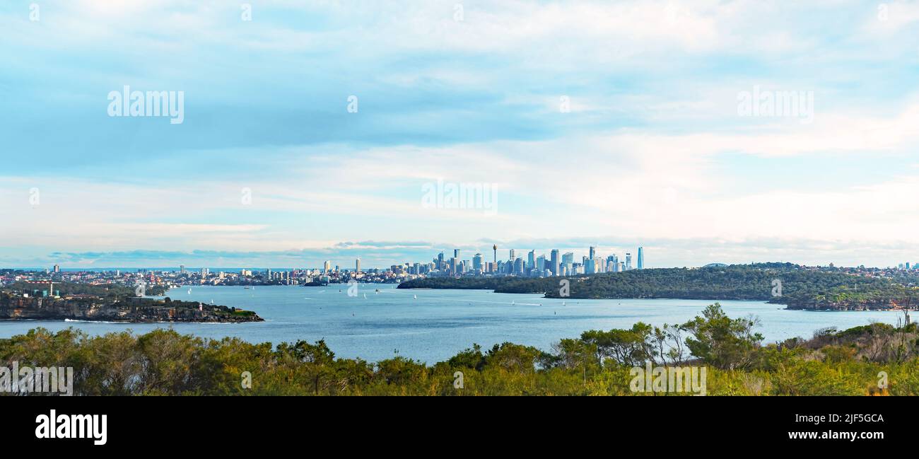 Puerto y ciudad de Sydney desde North Head en un día de invierno.Junio 2022. Foto de stock