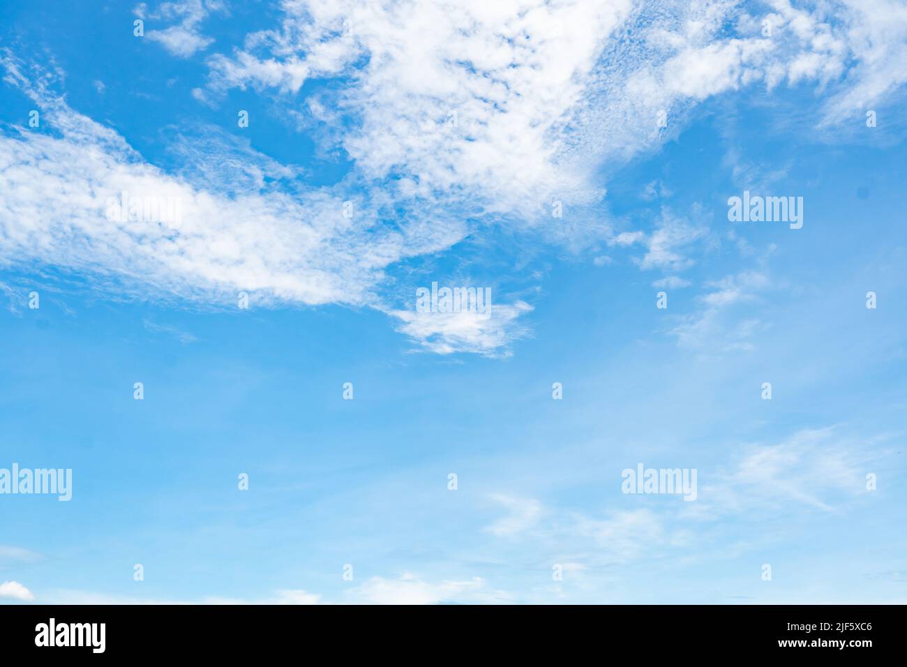 Hermoso cielo azul y nubes blancas fondo abstracto. Fondo Cloudscape. Cielo azul y suaves nubes blancas en un día soleado. Clima en la naturaleza. Foto de stock