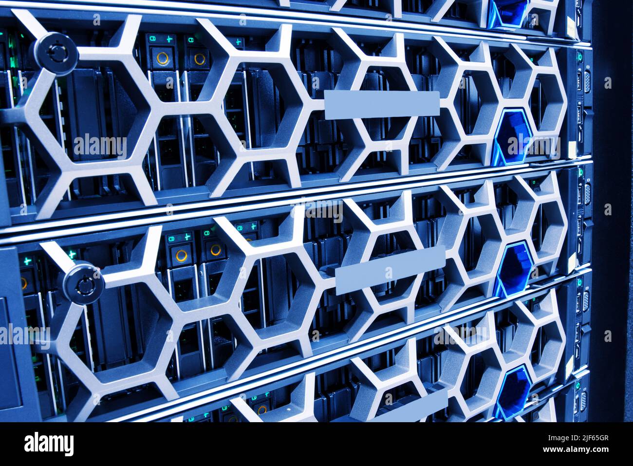 Servidores azules iluminados en un entorno hiperconvergente en un centro de datos moderno Foto de stock