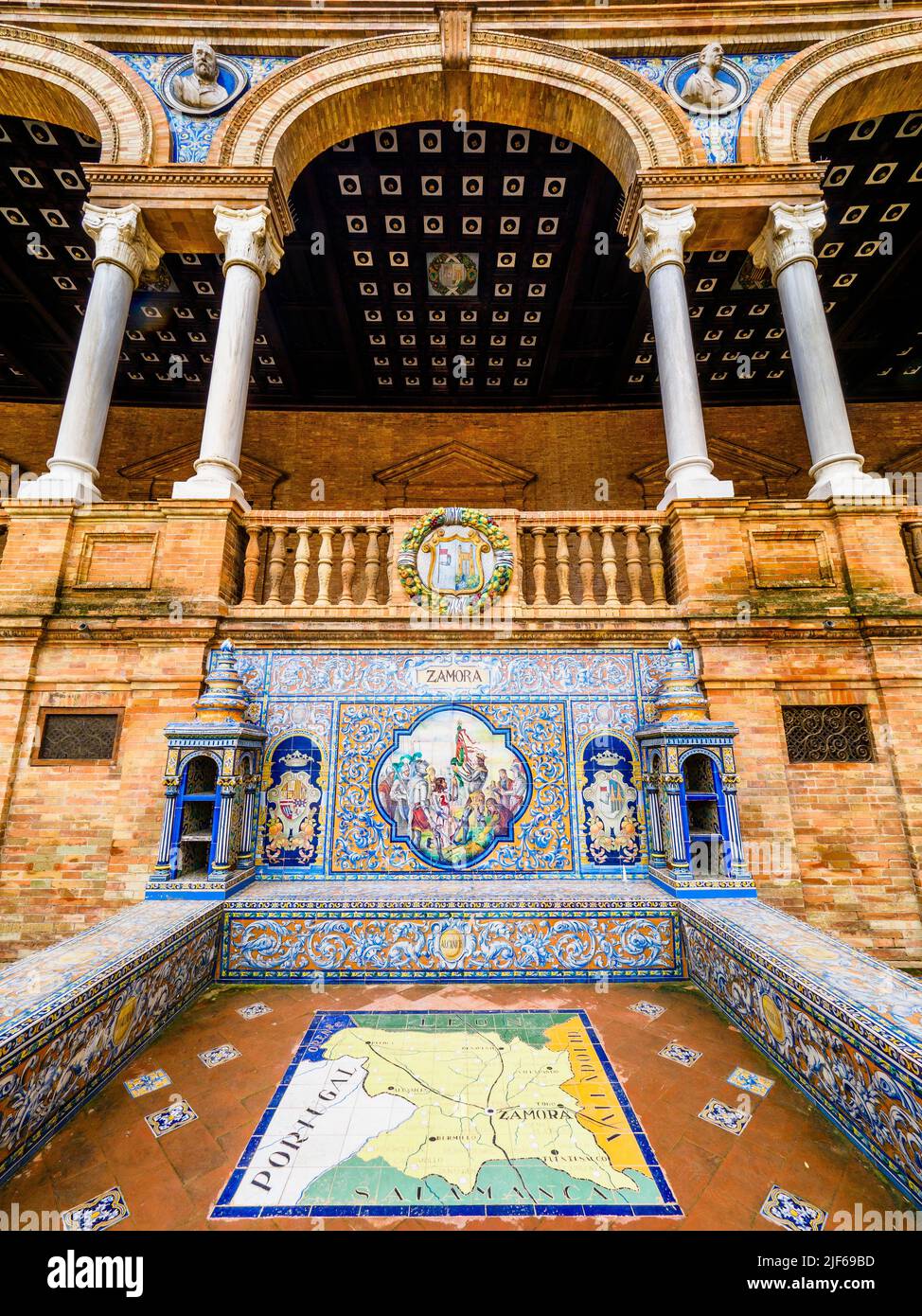 Detalle de la provincia española de zamora en azulejos a lo largo de las paredes del edificio Plaza de España - Sevilla, España Foto de stock