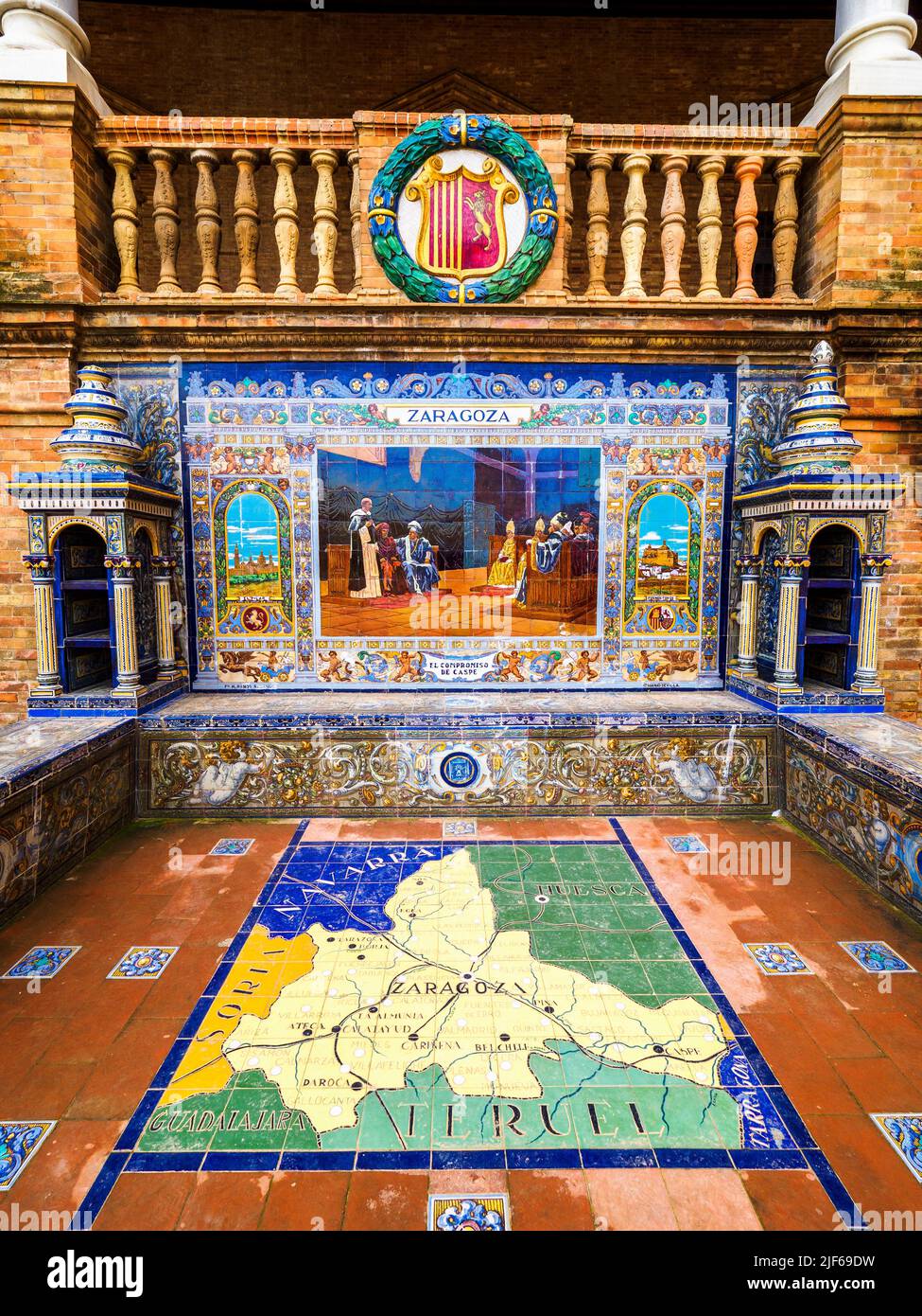Detalle de la provincia española de zargoza a lo largo de las paredes del edificio de la Plaza de España - Sevilla, España Foto de stock