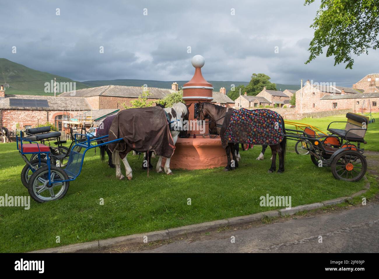 Gitanos y caballos y trampas en la Feria del Caballo de Appleby Visitando el pueblo de Dufton cerca de Appleby-in-Westmorland, Cumbria Foto de stock