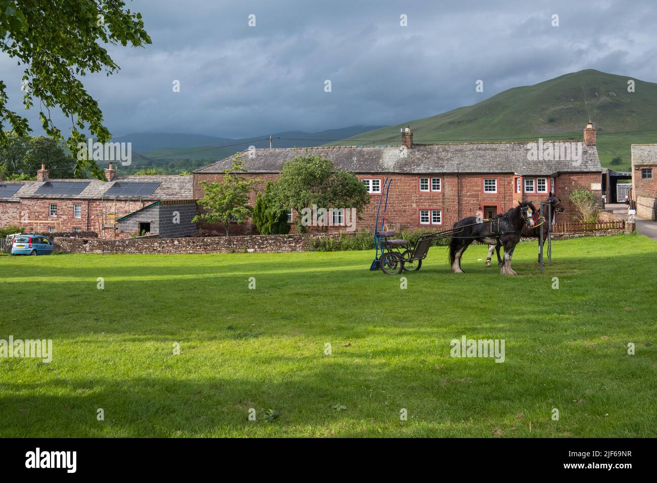 Gitanos y caballos y trampas en la Feria del Caballo de Appleby Visitando el pueblo de Dufton cerca de Appleby-in-Westmorland, Cumbria Foto de stock