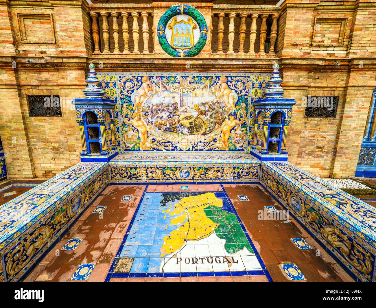 Detalle de la provincia española de pontevedra en azulejos a lo largo de las murallas del edificio Plaza de España - Sevilla, España Foto de stock