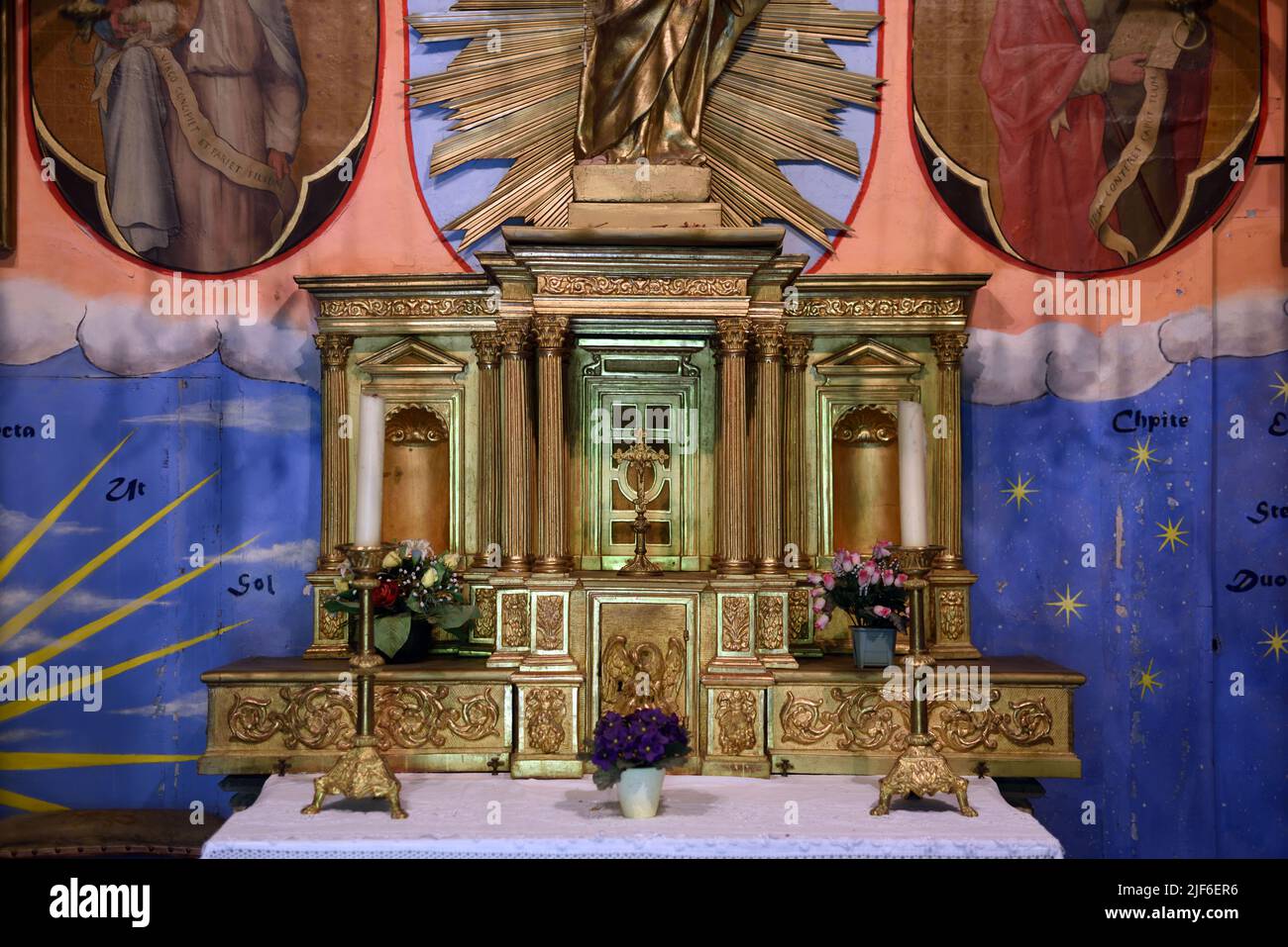 Altar e interior de la Capilla c18th, Chapelle de Notre-Dame-de-Bon-Secours, en la cima de la Torre Medieval, el Tour Randonne, Nyons Drôme Provence Francia Foto de stock