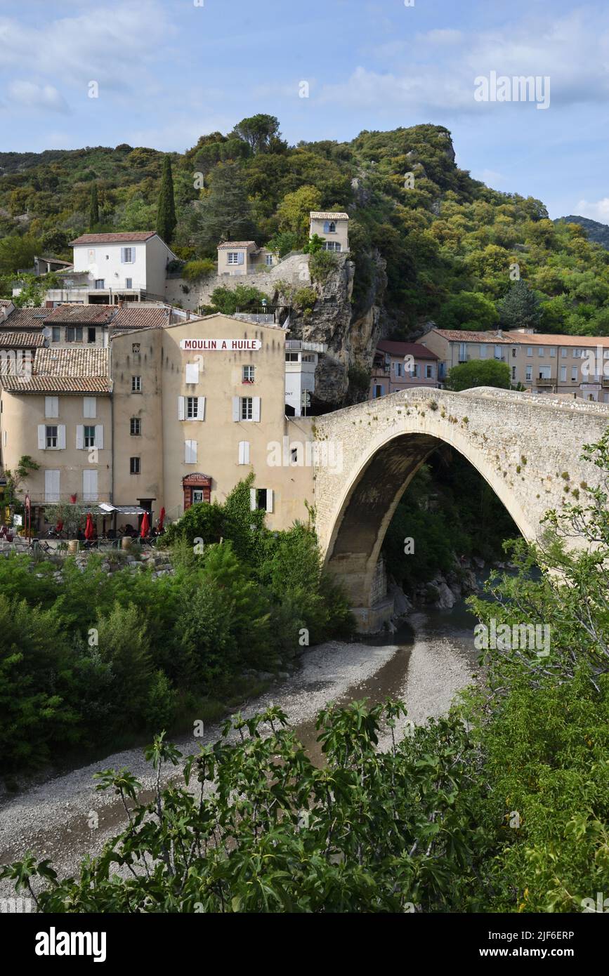 Casco antiguo o distrito histórico de Nyons y su puente medieval de un solo tramo, conocido como el puente romano, Nyons Drôme Provence Francia Foto de stock