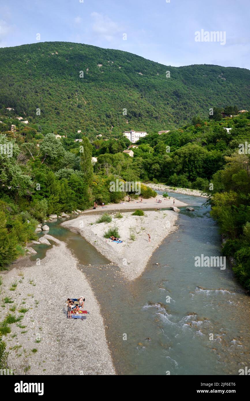 Aigues río que fluye a través del valle y laderas boscosas, colinas o montañas Baronnies alrededor de Nyons Drôme Provenza Francia Foto de stock