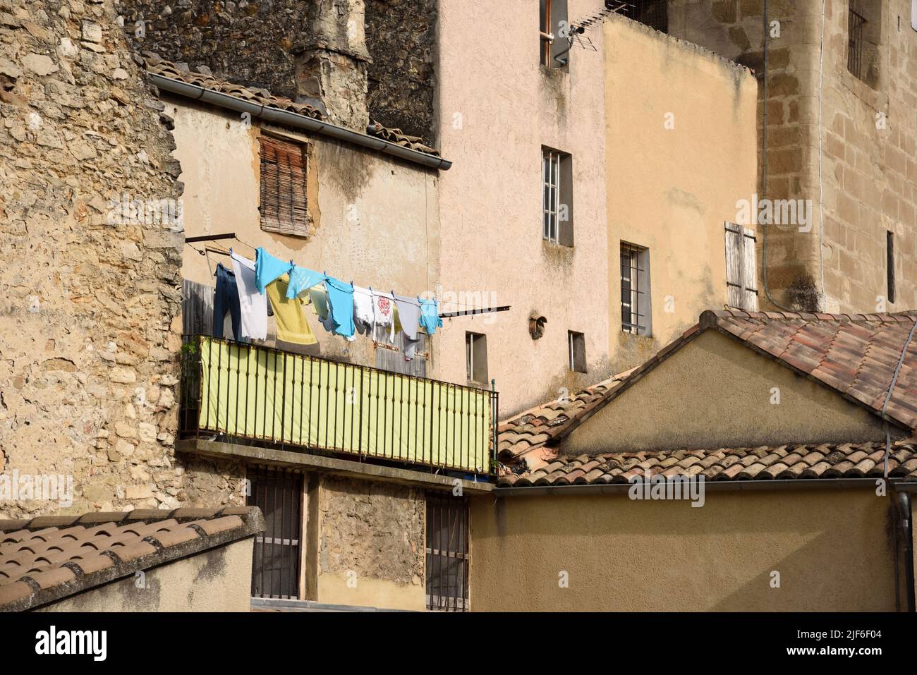 Lavandería o Lavado Secado en la línea de lavado o línea de ropa en el balcón en el casco antiguo o distrito histórico Nyons Drôme Provence Francia Foto de stock