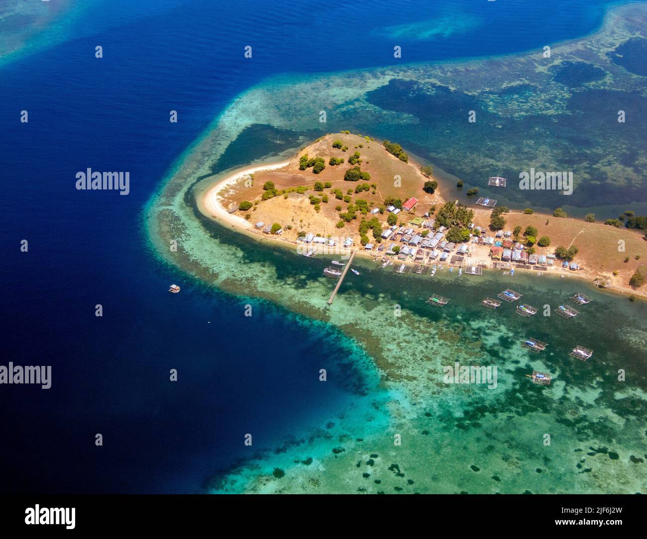 Asentamiento pesquero en un pequeño islote frente a Labuan Bajo, Nussa Tenggara Timur, Indonesia. Aquí la gente vive dentro y fuera de los arrecifes de coral. Foto de stock