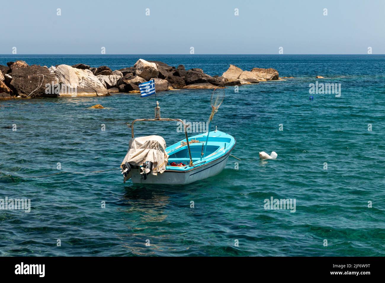 Barco de pesca en el pueblo Apollonas, Isla Naxos, Grecia Foto de stock