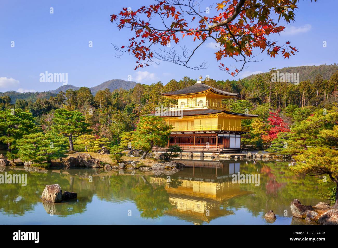 Templo del Pabellón de Oro Kinkaku-ji, Kioto Japón Foto de stock