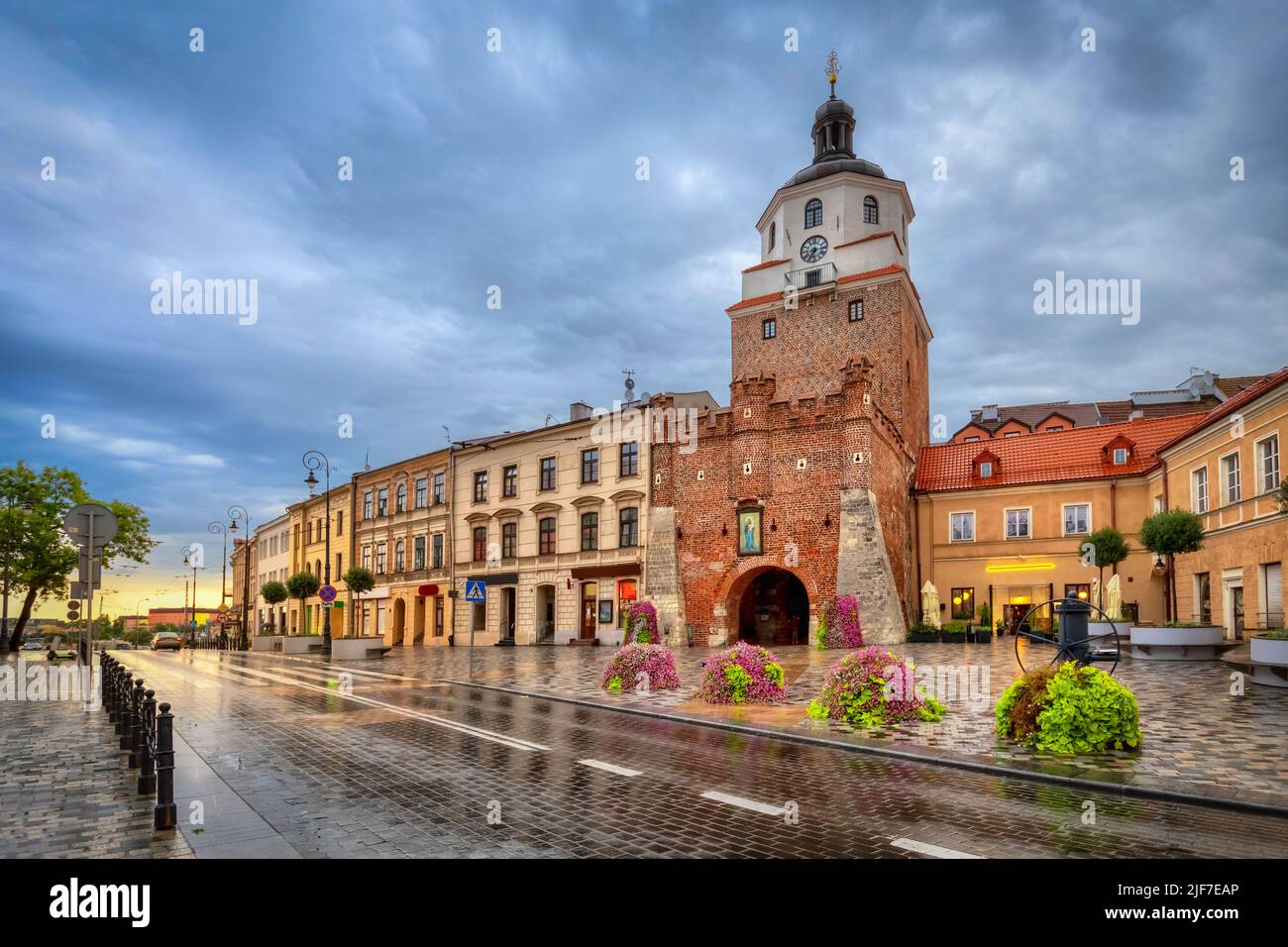 Lublin, Polonia. Vista de la famosa Puerta de Cracovia (Brama Krakowska) al atardecer (HDR - imagen) Foto de stock
