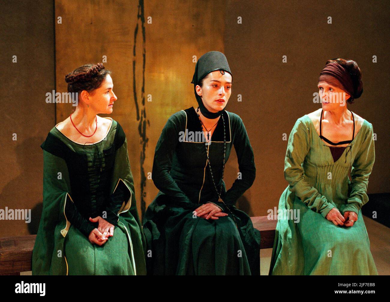 l-r: Elaine Caxton (Sirviente), Brana Bajic (Reina Isabel), Paola Dionisotti (Primera Dama) en RICHARD II de Shakespeare en el Cottesloe Theatre, National Theatre (NT), Londres SE1 02/06/1995 DISEÑO: Hildegard Bechtler ILUMINACIÓN: Peter Mumford DIRECTOR: Deborah Warner Foto de stock