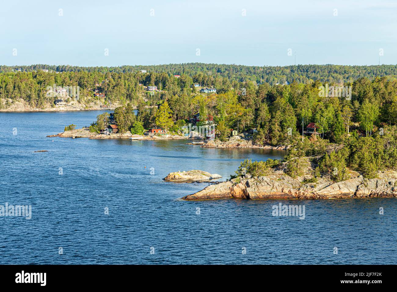 Temprano por la mañana en algunas de las muchas islas del archipiélago de Estocolmo cerca de Mjolkon, Suecia Foto de stock