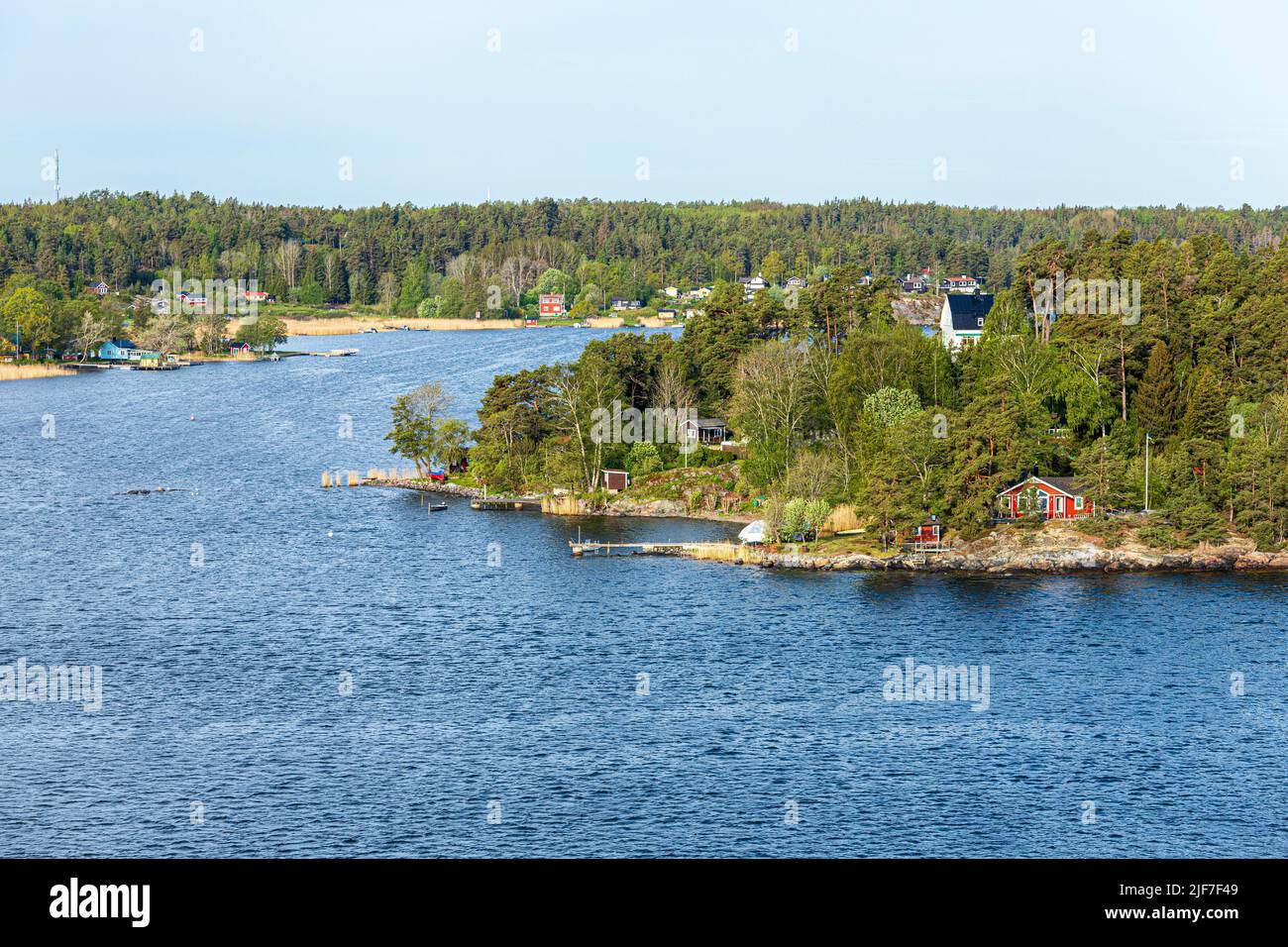Temprano por la mañana en una de las muchas islas del archipiélago de Estocolmo - esta Rindo, Suecia Foto de stock