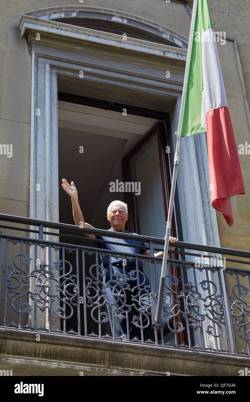 MILÁN, ITALIA - 20 DE JUNIO de 2022: Giorgio Armani saluda a sus fans después del desfile Giorgio Armani, al estilo callejero de la Semana de la Moda de Milán Foto de stock
