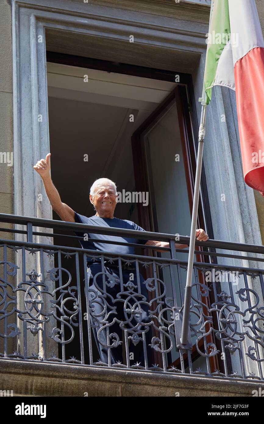 MILÁN, ITALIA - 20 DE JUNIO de 2022: Giorgio Armani saluda a sus fans después del desfile Giorgio Armani, al estilo callejero de la Semana de la Moda de Milán Foto de stock