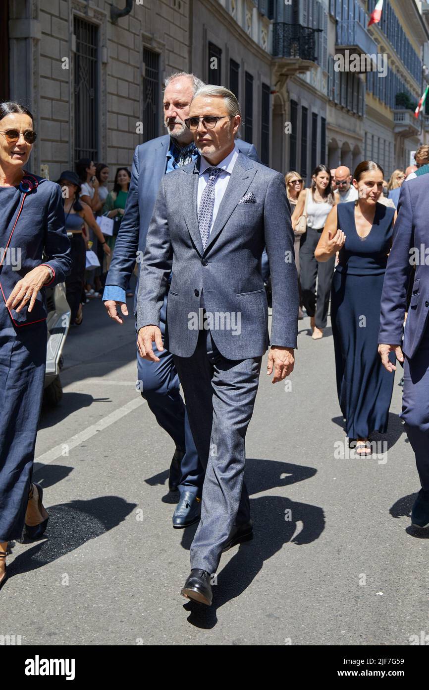 MILÁN, ITALIA - 20 DE JUNIO de 2022: Mads Mikkelsen ante el desfile Giorgio Armani, Milán Fashion Week al estilo callejero Foto de stock