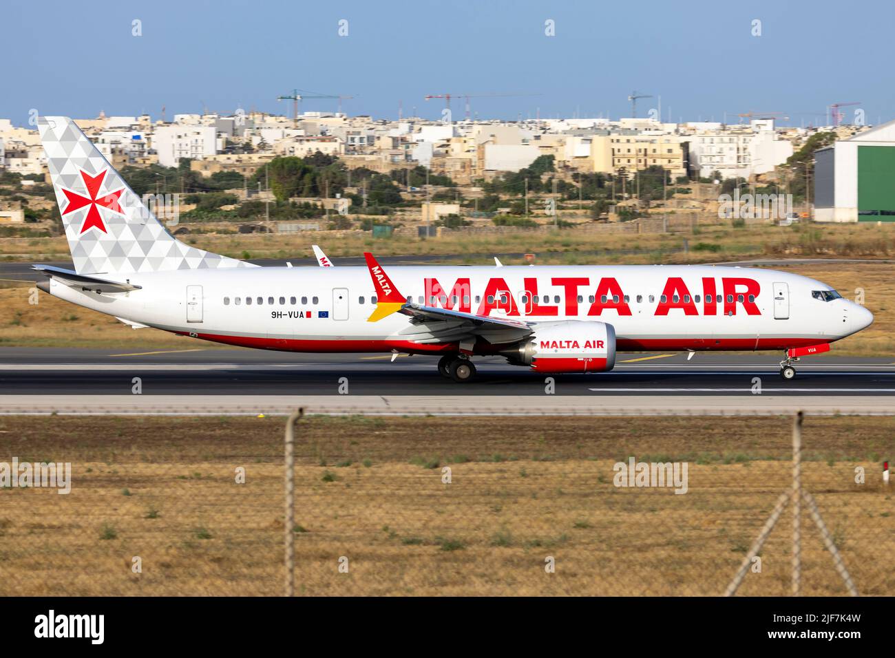 Malta Air Boeing 737-8 MAX 200 (REG: 9h-VUA) con salida en un vuelo a primera hora de la mañana un domingo por la mañana. Foto de stock