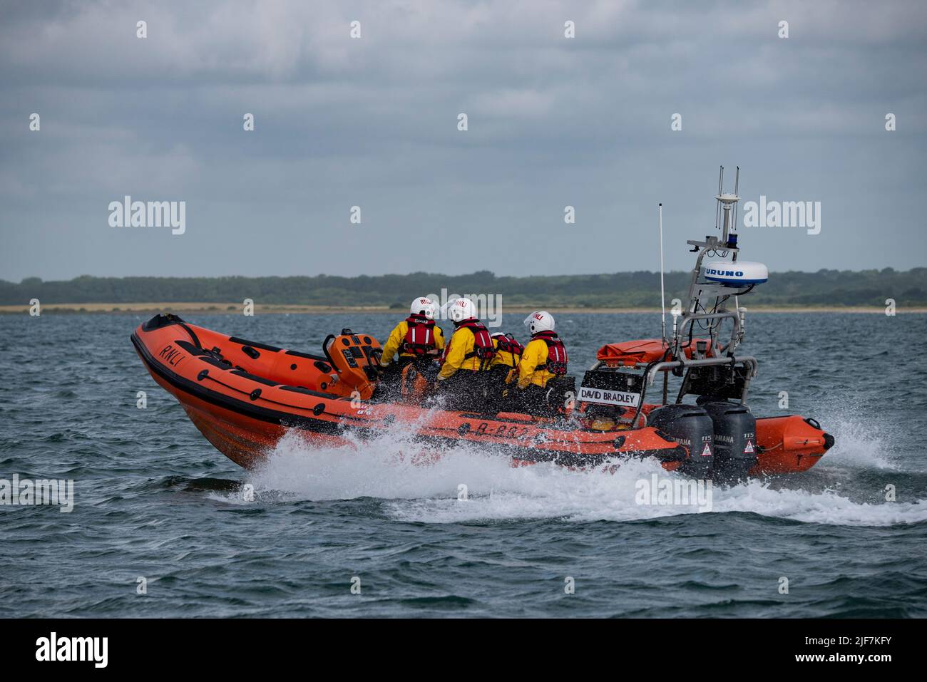 El bote salvavidas del Atlántico RNLI Lymington se dirige a un rescate en el Solent durante la carrera anual Round the Island Race alrededor de la isla de Wight Foto de stock