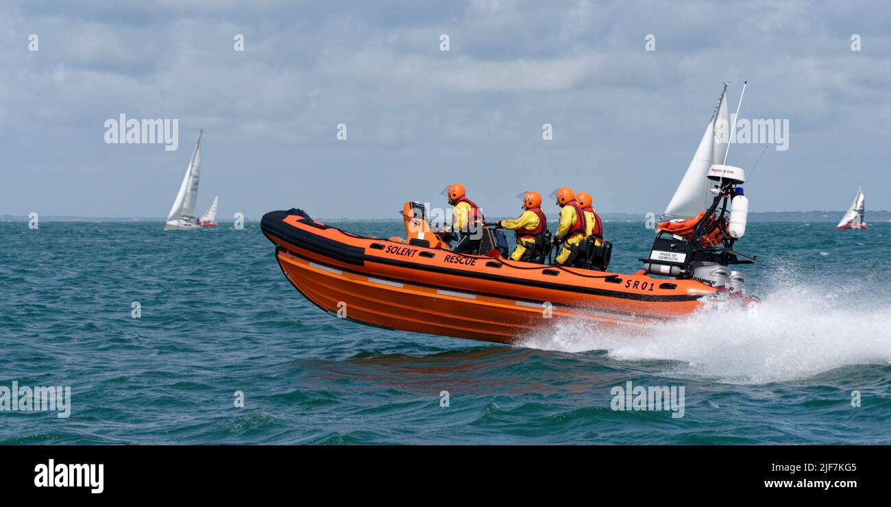 El bote salvavidas costero Sidmouth a velocidad en el Solent que proporciona apoyo de seguridad en la carrera de yates Round the Island del Club de Vela de la Isla de Wight Foto de stock