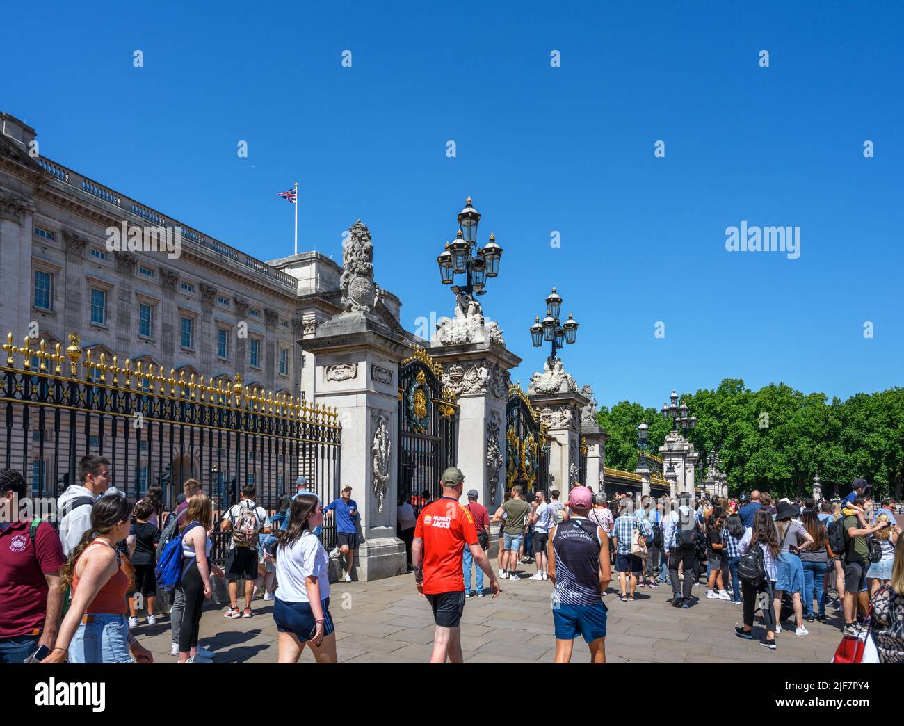 Multitudes de turistas vigilan el Cambio de Guardia en el Palacio de Buckingham, Londres, Inglaterra, Reino Unido Foto de stock