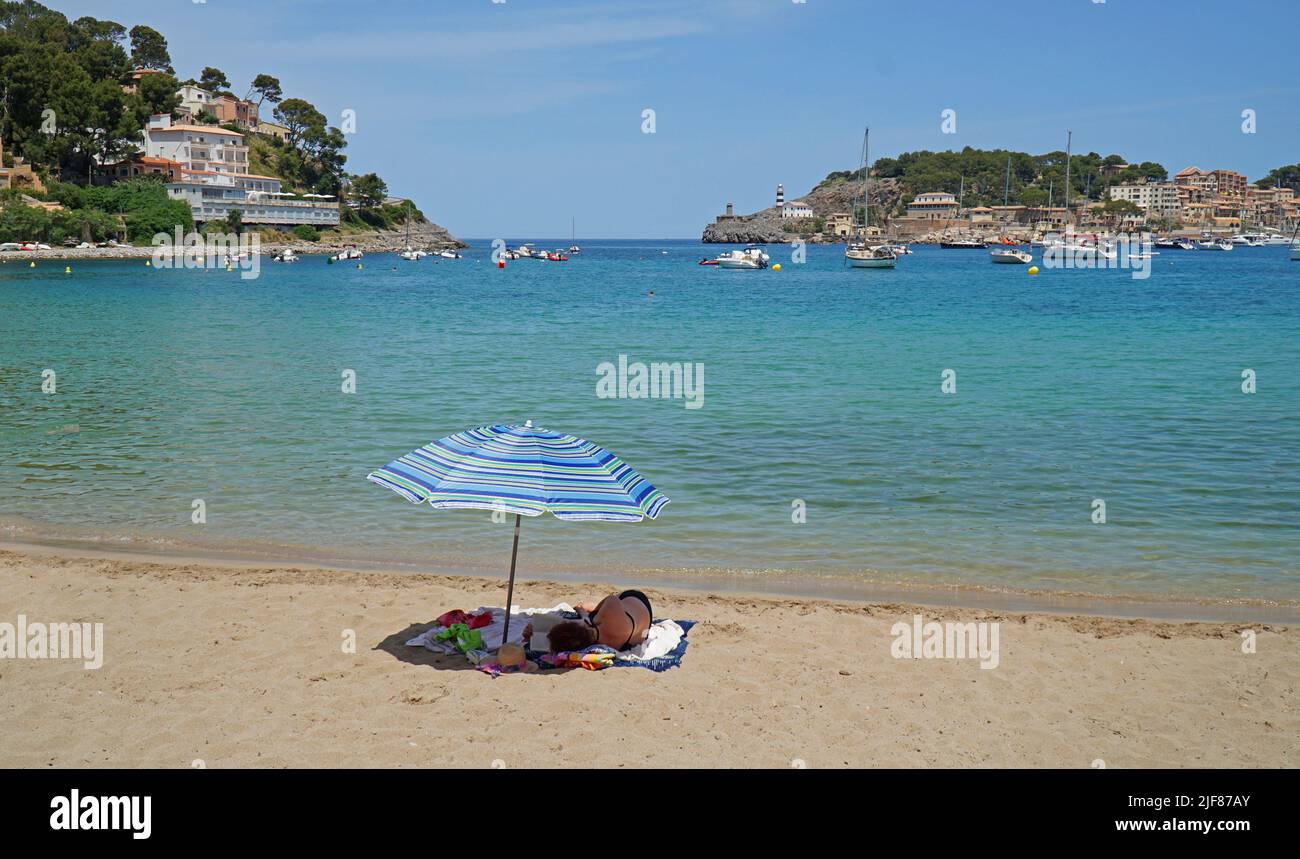 Playa de arena y mar con sombrilla en Puerto de Sóller Mallorca España Foto de stock