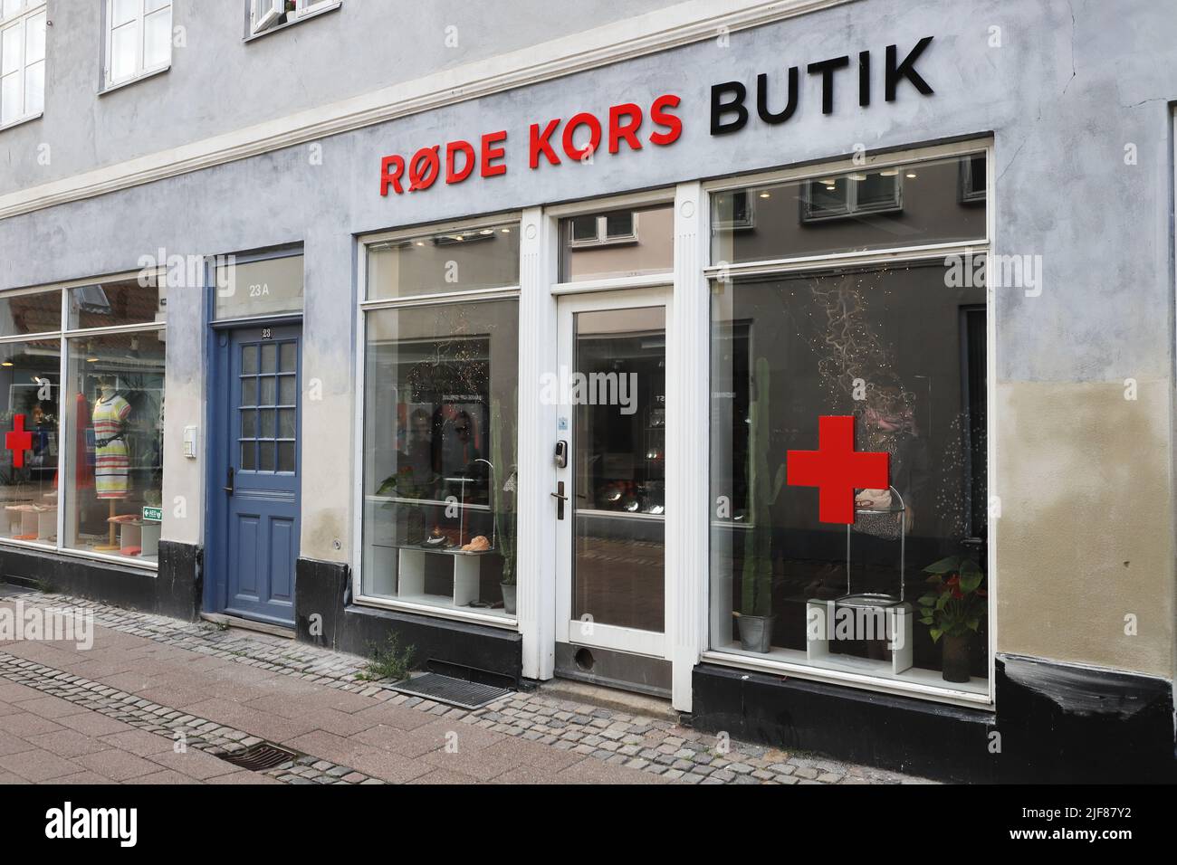 Helsingor, Dinamarca - 14 de junio de 2022: Vista exterior de la tienda de segunda mano Danish Red Cross. Foto de stock