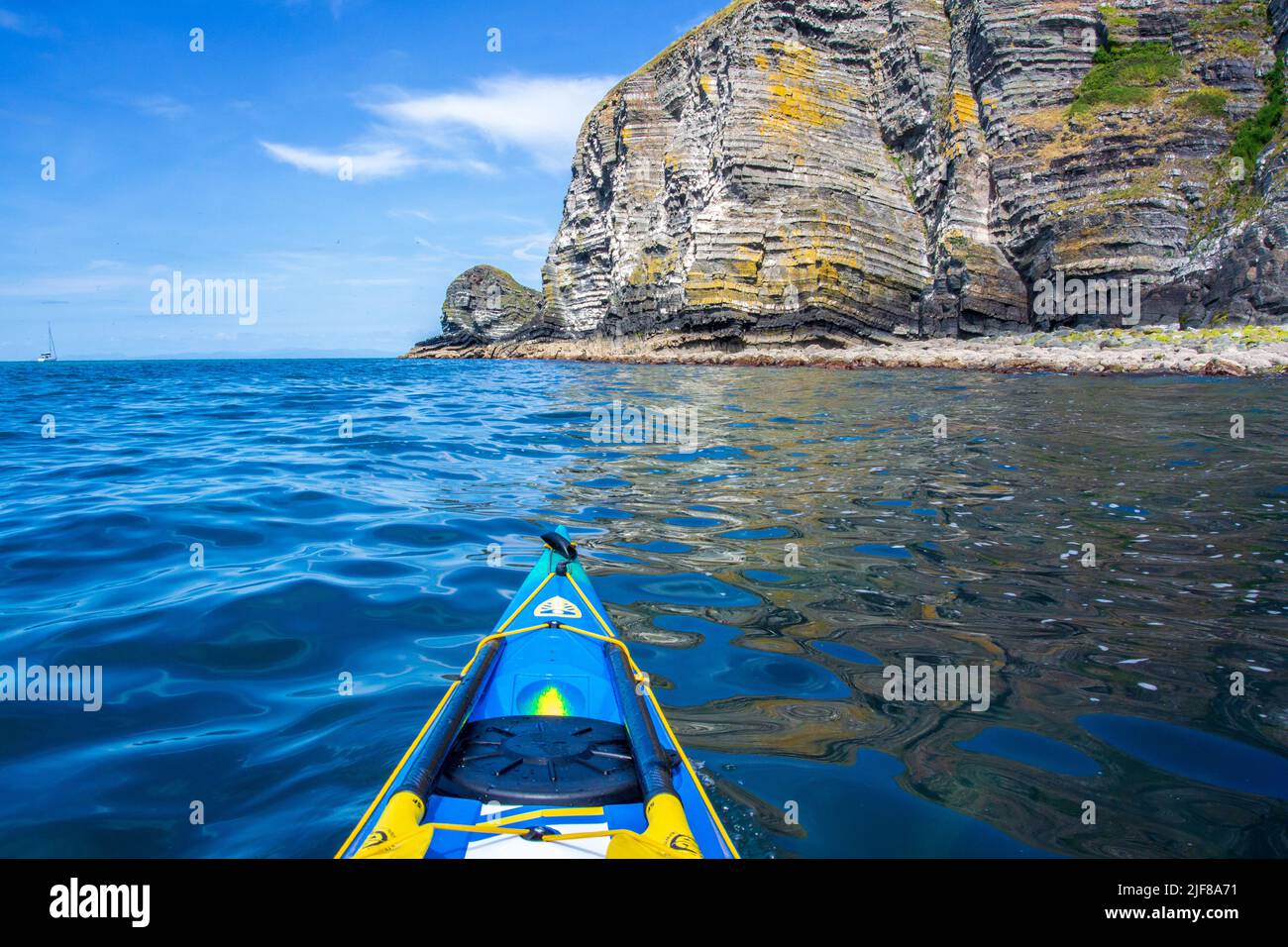 Kayak de mar cerca de Newquay en la costa de Ceredigion en Gales Foto de stock