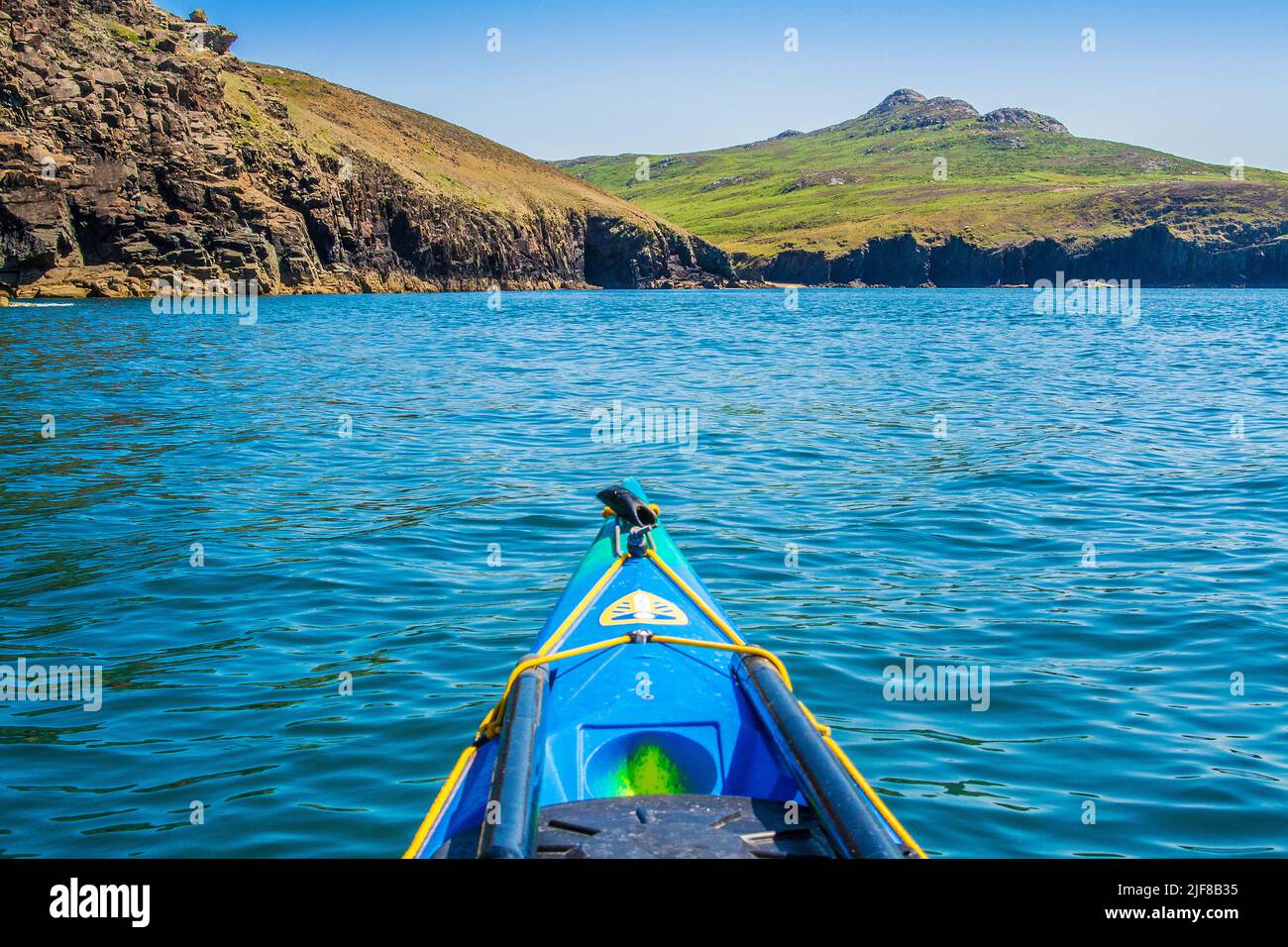 Kayak en el mar frente a St Davids Diríjase a la costa de Pembrokeshire, en Gales Foto de stock