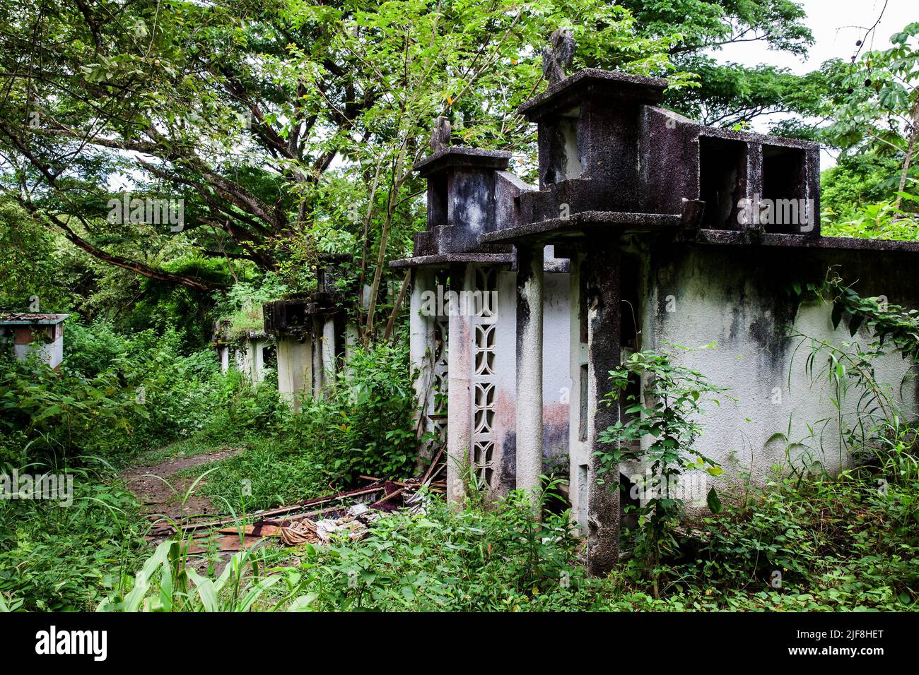 Tumbas abiertas abandonadas en el cementerio del casco antiguo de