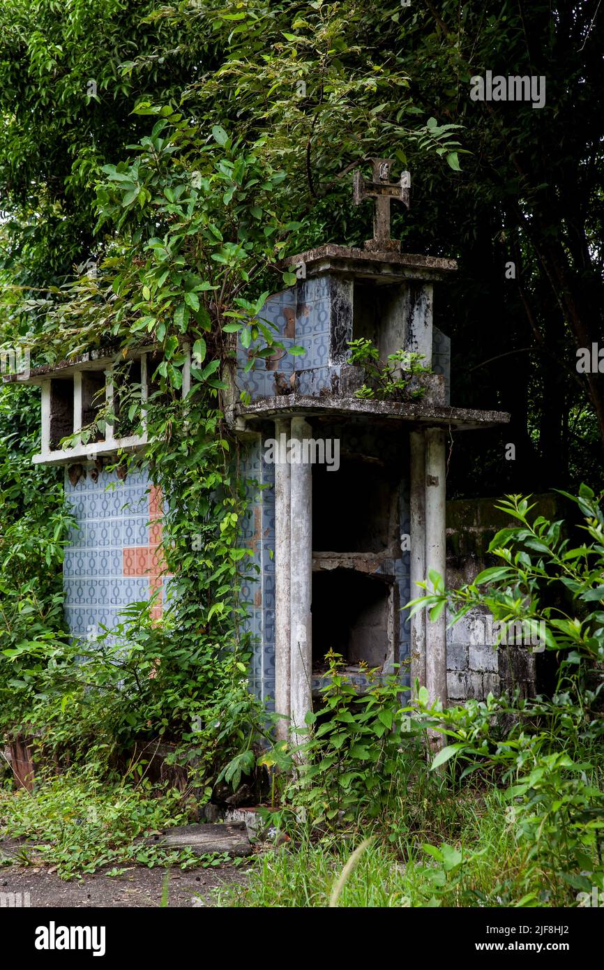 Tumbas abiertas abandonadas en el cementerio del casco antiguo de