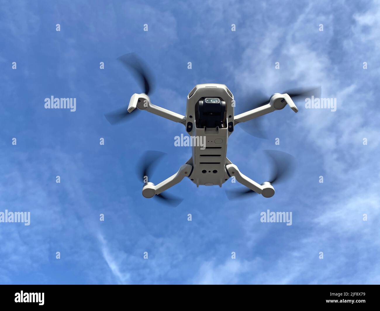 Robot volador fotografías e imágenes de alta resolución - Alamy