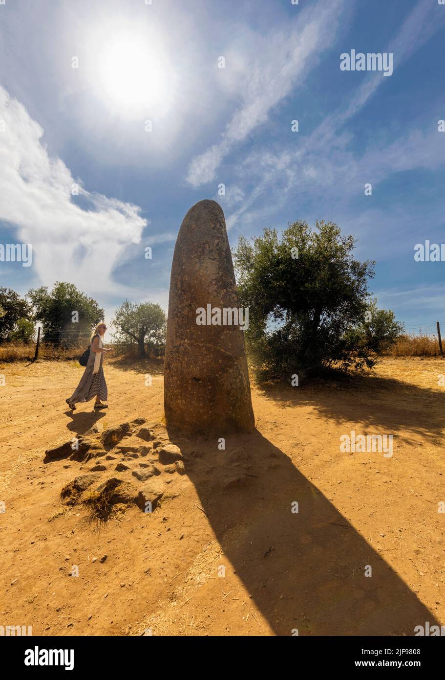 La aislada piedra neolítica de pie de Menir dos Almendres, que es de aproximadamente 4,5 metros, o 14,76 pies de alto, y unos kilómetro y medio Foto de stock