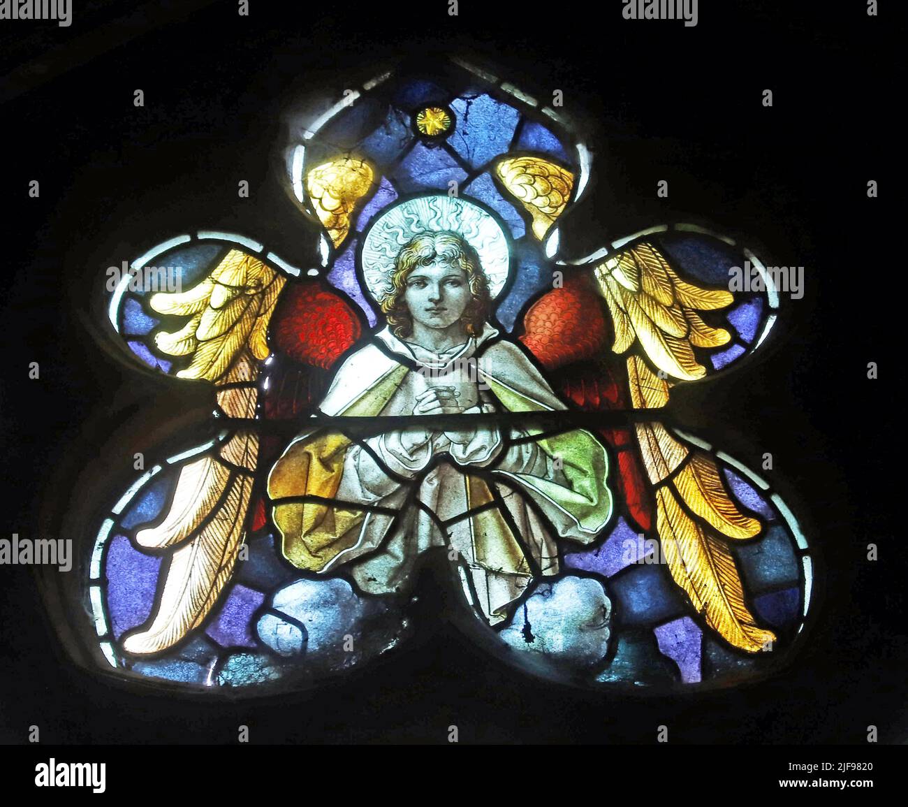 Vitral por Percy Bacon & Hermanos representando un ángel, Iglesia de Santa María Magdalena, Ecton, Northamptonshire Foto de stock
