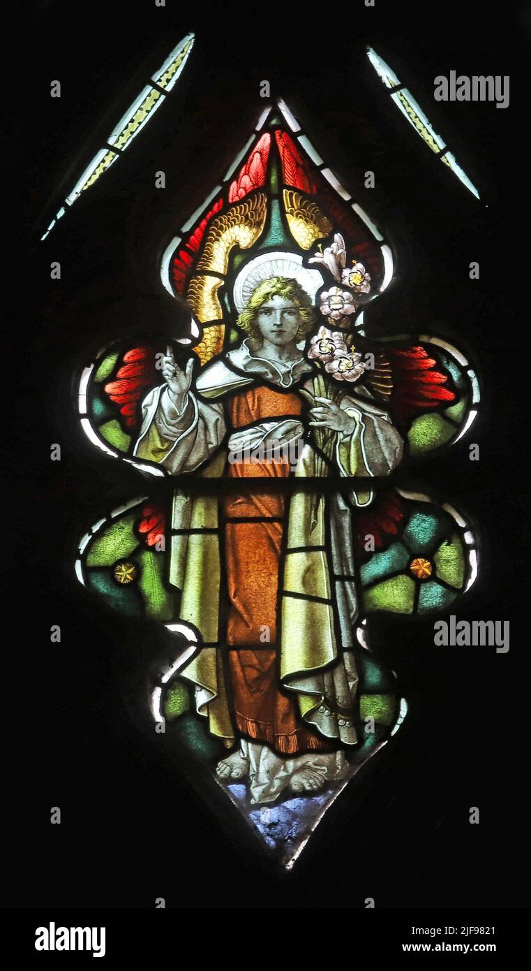 Vitral por Percy Bacon & Brothers representando el Ángel Gabriel, Iglesia de Santa María Magdalena, Ecton, Northamptonshire Foto de stock