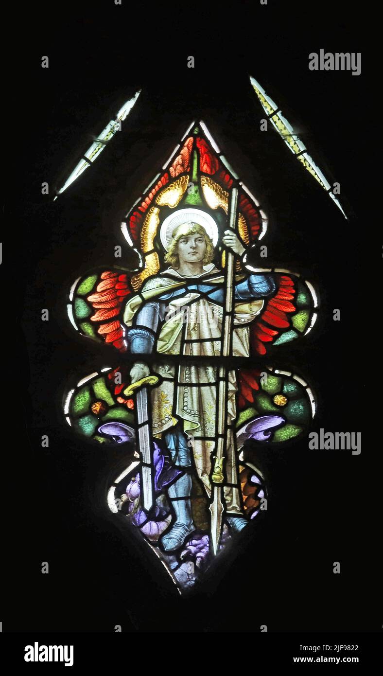 Vitral por Percy Bacon & Hermanos que representan a San Miguel, Arcángel, Iglesia de Santa María Magdalena, Ecton, Northamptonshire Foto de stock