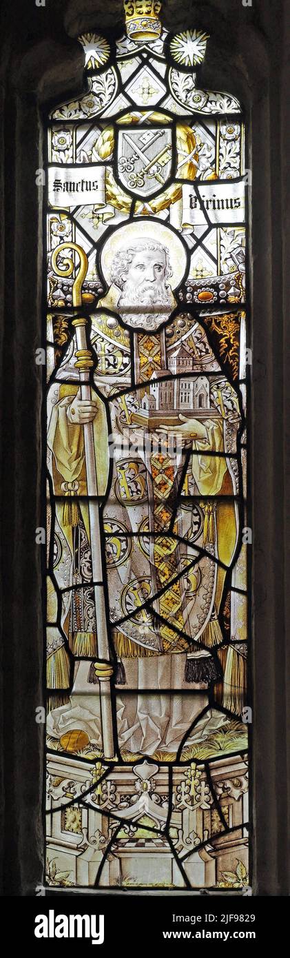 Vitral de Percy Bacon y hermanos que representan a San Berín o Bernio, Iglesia de Santa María, Tarrant Hinton, Dorset Foto de stock