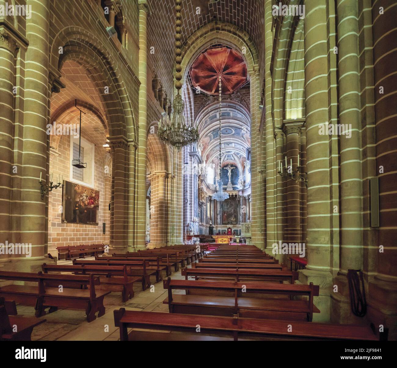Nave central de la catedral de Évora, construida entre los siglos 12th y 18th en estilo arquitectónico románico, gótico, manuelino y barroco. Évora, Foto de stock