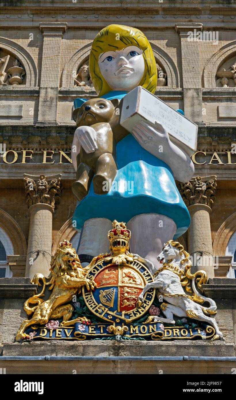 La escultura de Damien Hirst “Charity” en las afueras de la Royal West of England Academy en Bristol, Reino Unido, el 3 de junio de 2011 Foto de stock