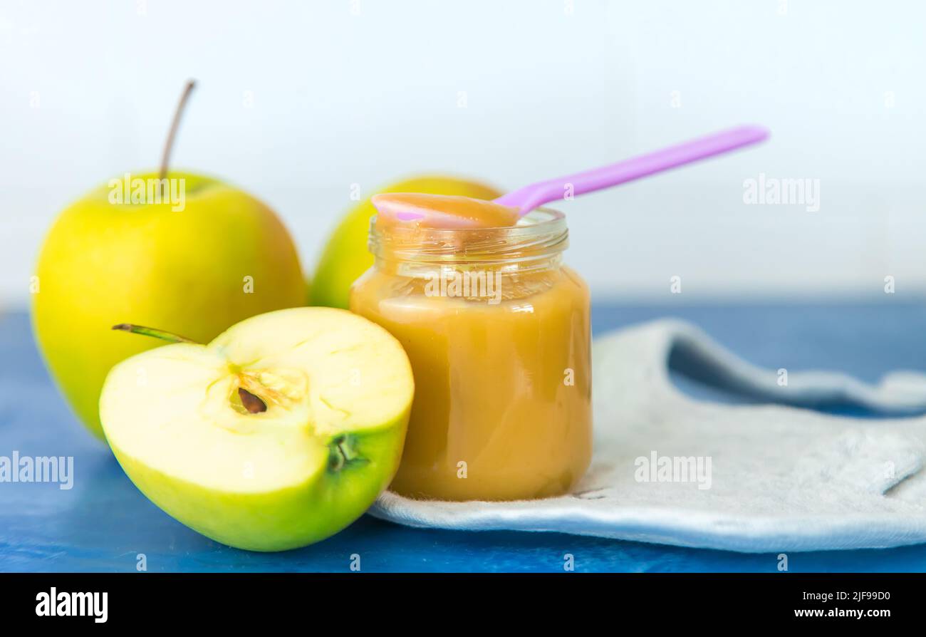 Compota de manzana de comida para bebés en un tarro. Enfoque selectivo. Naturaleza. Foto de stock