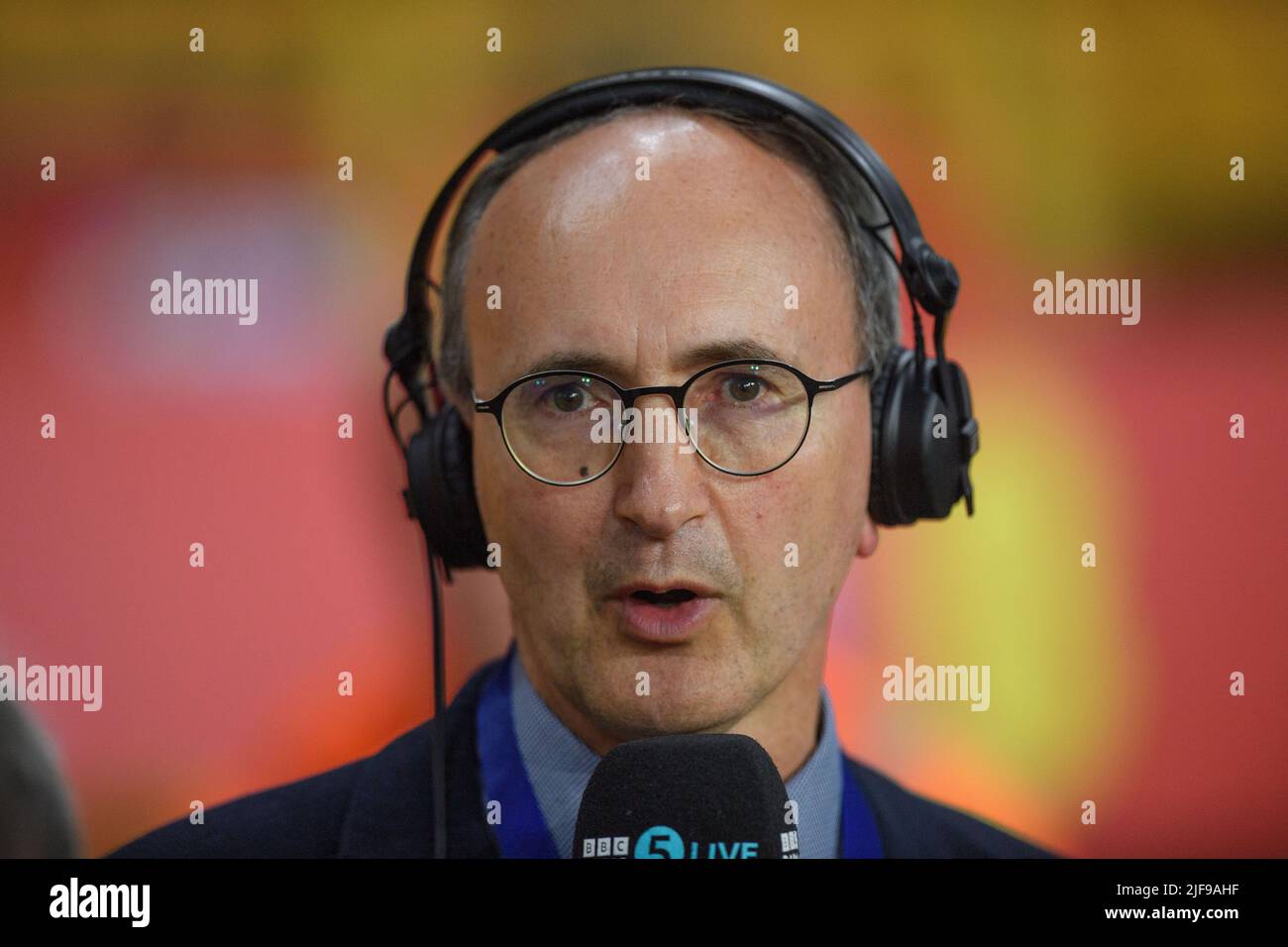 John Murray, corresponsal de fútbol en directo de la BBC Radio 5 durante el partido de la Liga de las Naciones de la UEFA contra Hungría. Imagen : Mark Pain / Alamy Foto de stock