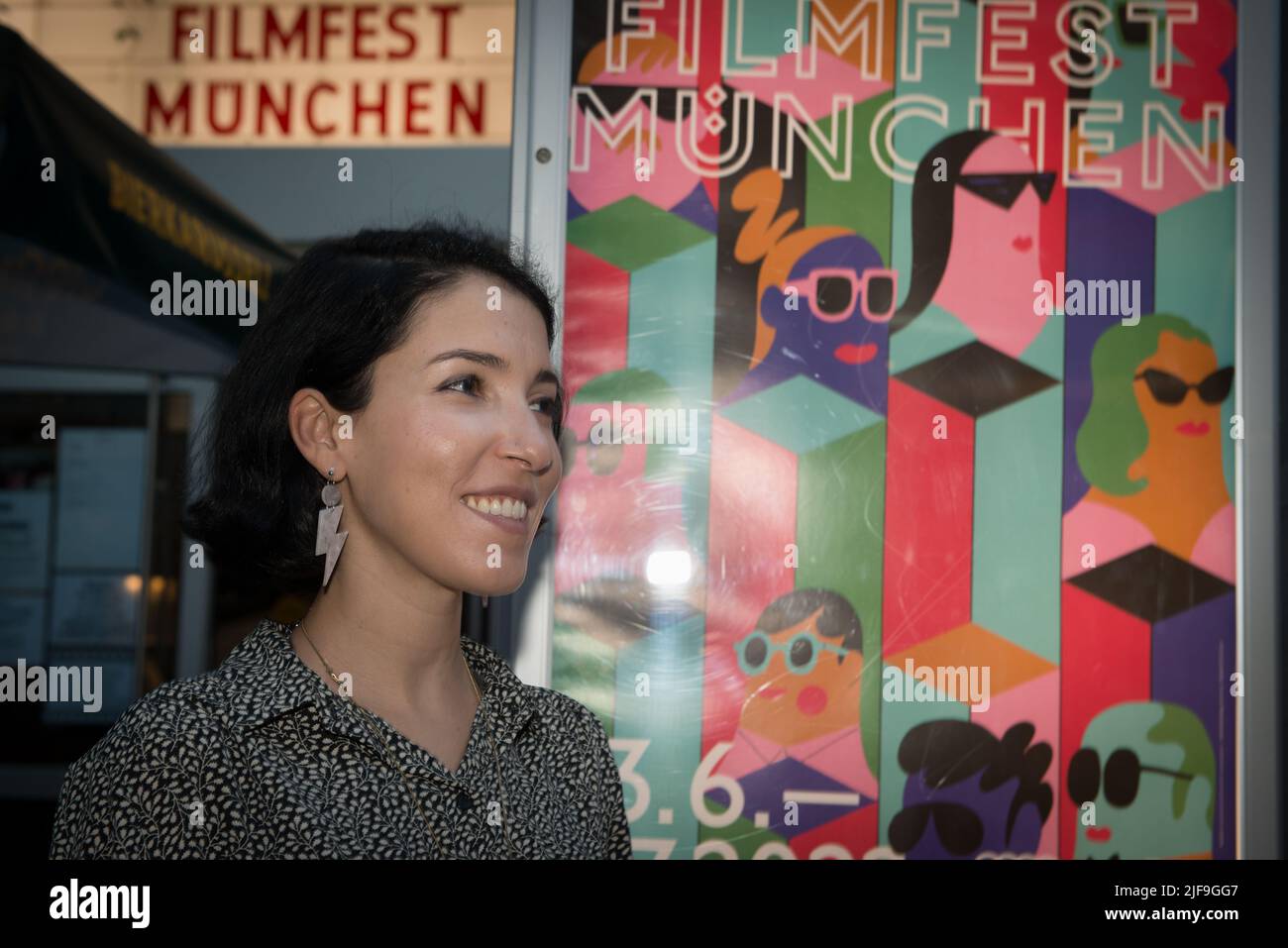 La directora Anita Rocha da Silveira fue vista ante la pantalla DE SU película MEDUSA durante 39. Filmfest München im City Kino am 25.6.2022 Foto de stock
