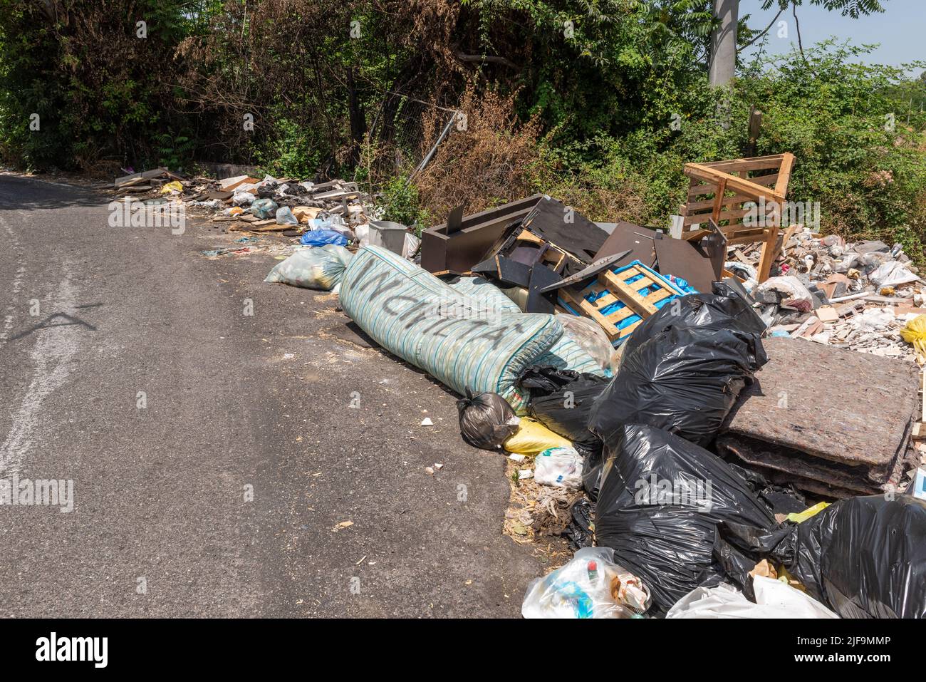 Montones de desechos domésticos arrojados por la carretera en el Monte Etna, Sicilia, Italia. Esta es una visión muy común en las zonas rurales Foto de stock