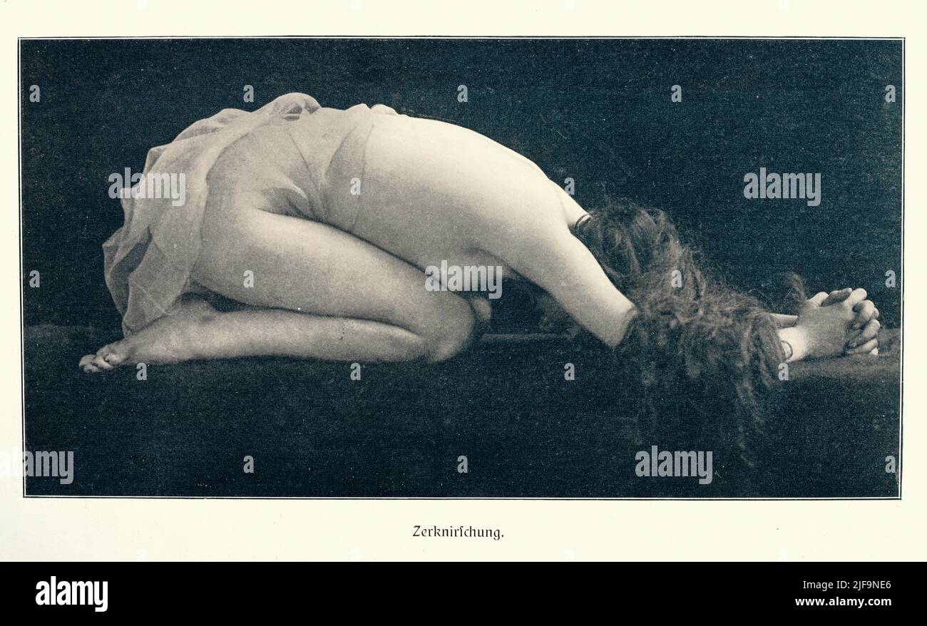 Fotografía de la cosecha temprana de una mujer desnuda arrodillándose abajo en contrición, alemán, 1900s. Estudio de la belleza femenina. Zerknirschung Foto de stock