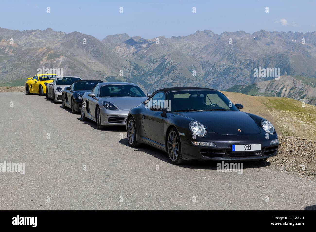 Cinco coches deportivos Porsche en 2802 metros de carretera pavimentada más alta en los Alpes, Cime de la Bonette, el Parque Nacional de Mercantour, Jausiers, Alpes-de-Haute-Provence Foto de stock