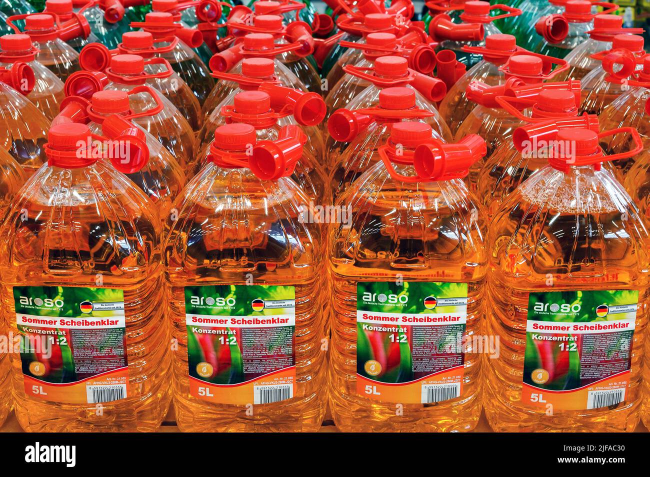 Botellas de plástico con disco transparente en una tienda de bricolaje,  Kempten, Allgaeu, Baviera, Alemania Fotografía de stock - Alamy