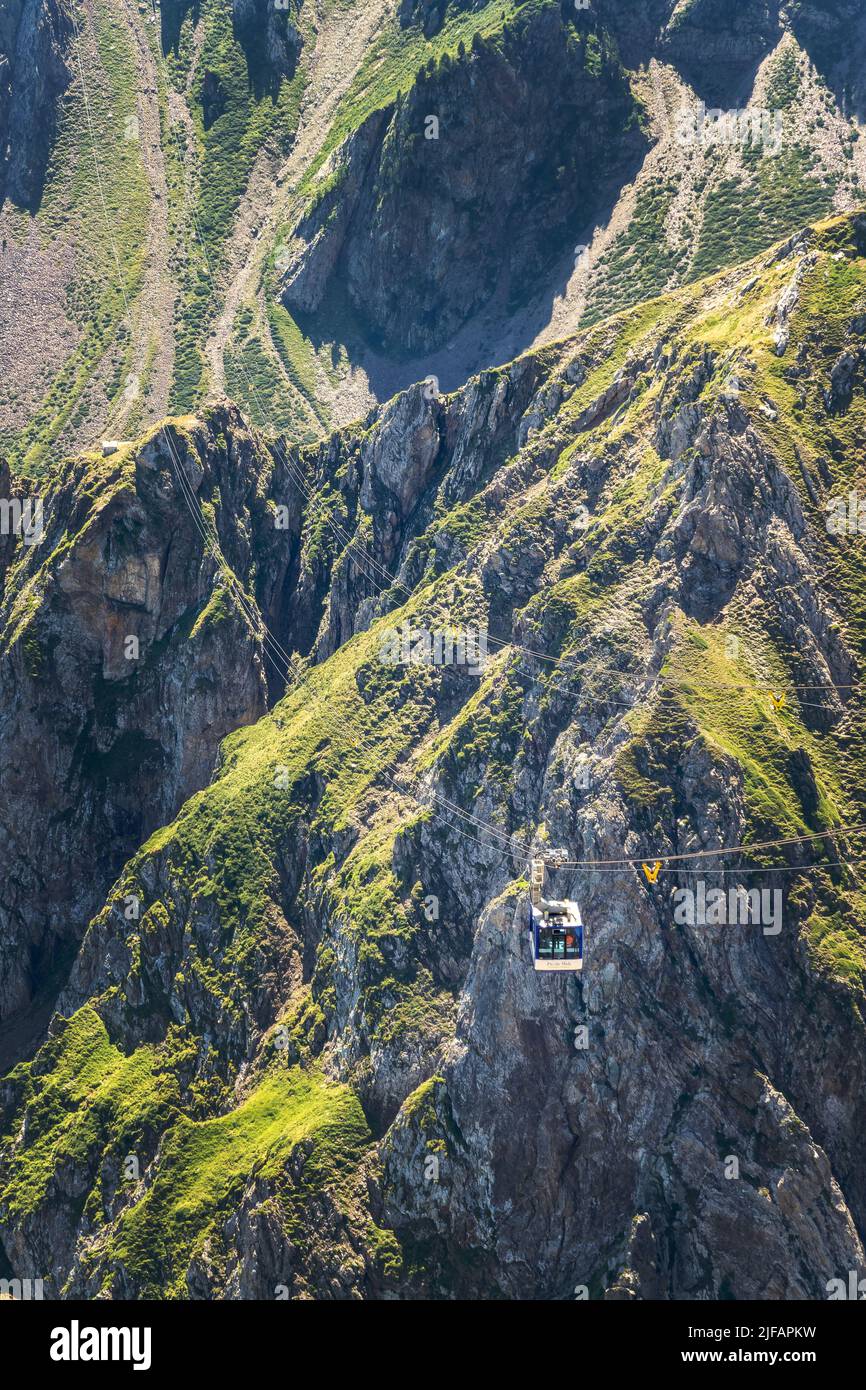 Teleférico del Pic du Midi de Bigorre en verano, Francia Foto de stock